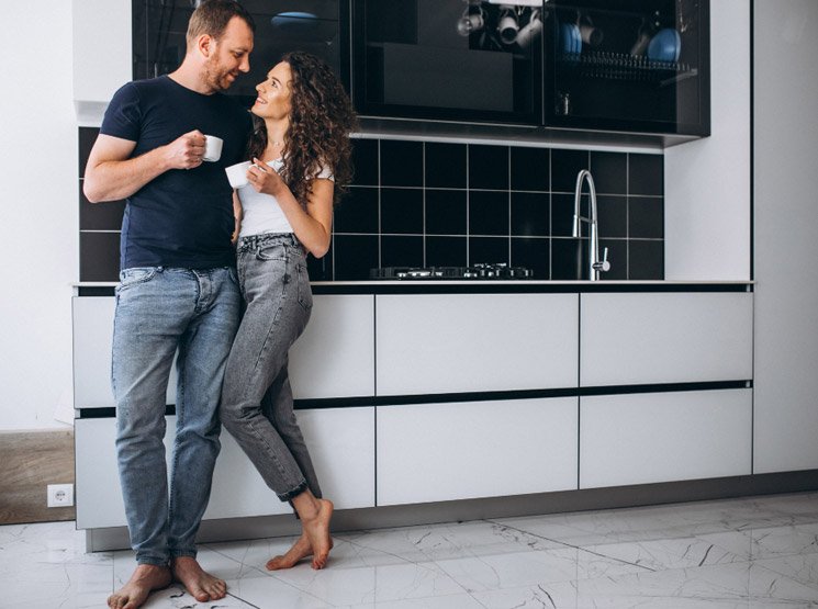 Instalación de accesorios y acabados para cocinas en Vedra y resto de A Coruña Electrodomésticos panelados o vistos: ventajas de cada opción en Vedra y resto de A Coruña