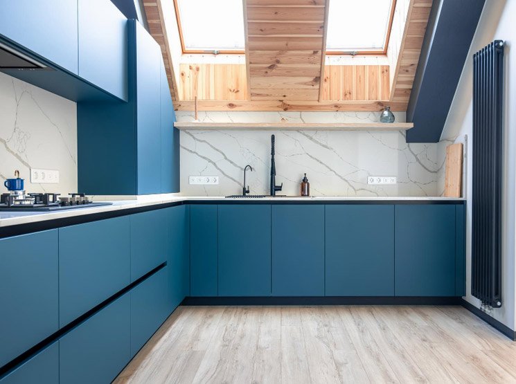 Instalación de encimeras para cocinas y reformas en Cox Armarios para despensa integrados en la cocina en Cox